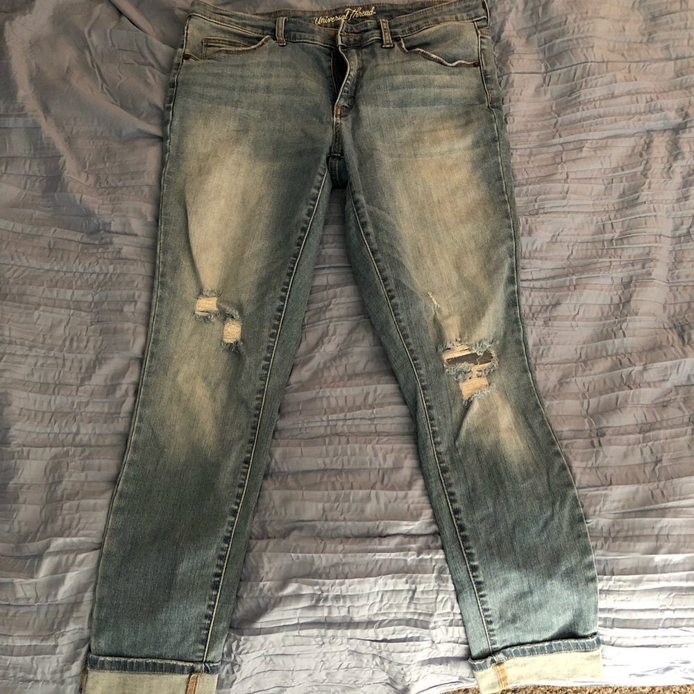 Like new women’s cropped distressed jeans